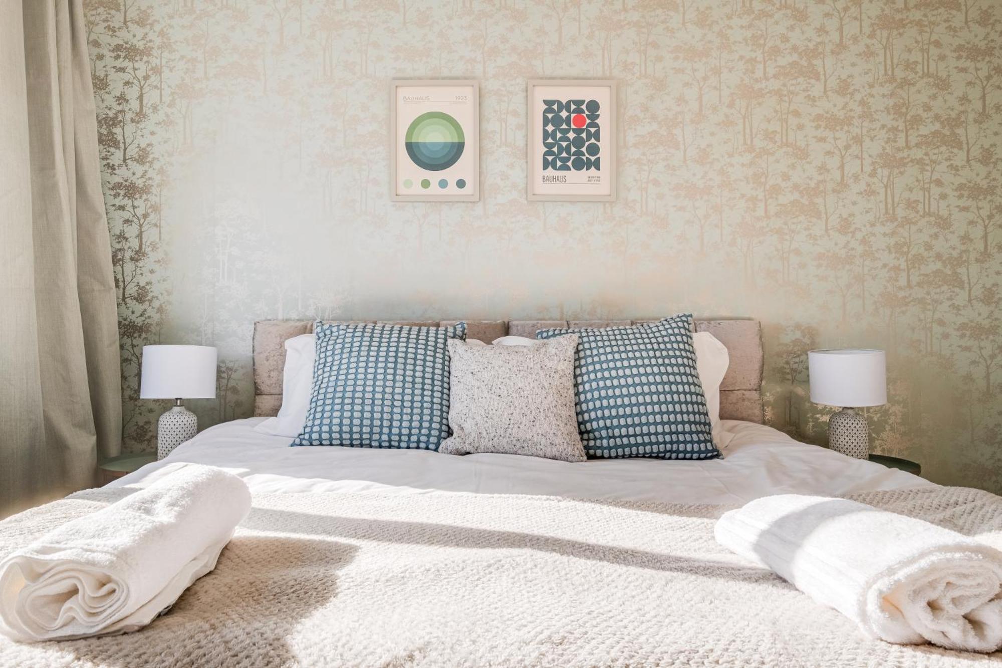Comfy And Freshly Redecorated Home By Our Home Short Stays Close To Town Centre With Free Parking Bedford Luaran gambar
